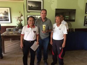 Edgar Rosa recebendo seu troféu