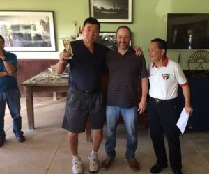 Kazuhiro Yano recebendo seu troféu