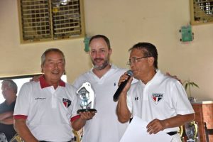 Paulo Mizumoto recebendo seu troféu