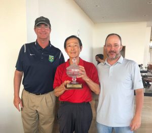 Campeão Lo Hsien recebendo seu troféu