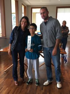 Pedro Miyata recebendo seu troféu