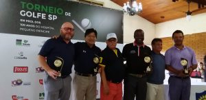 Equipe campeã recebendo troféu