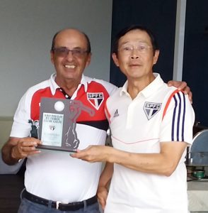 O campeão Elver Colombo recebendo o troféu