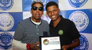 Jorge Ben Jor entrega o troféu a Humberto Rodrigues Foto: Fábio Vicente