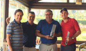 José Roberto Pires e Marcos Lopes recebendo troféus