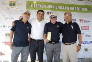 Carlos Candido ercebendo seu troféu