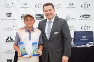 Campeão da categoria Best Gross, o jovem Franco Misdorp recebe os prêmios de recebe o prêmio das mãos do diretor do GJP,, Carlos Marin