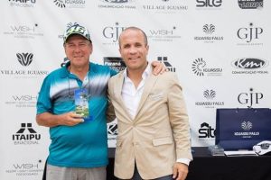 José Borgman, 1º lugar da categoria Masculina II, recebe troféu erente geral do resort, Bruno Ribeiro