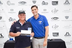 Victor Britez recebe o voucher do voo de Miguel Palhota, gerente de golfe do resort